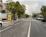 Mupis en el tramo comercial del Passeig Pau Casals frente a supermercados, La Pineda
